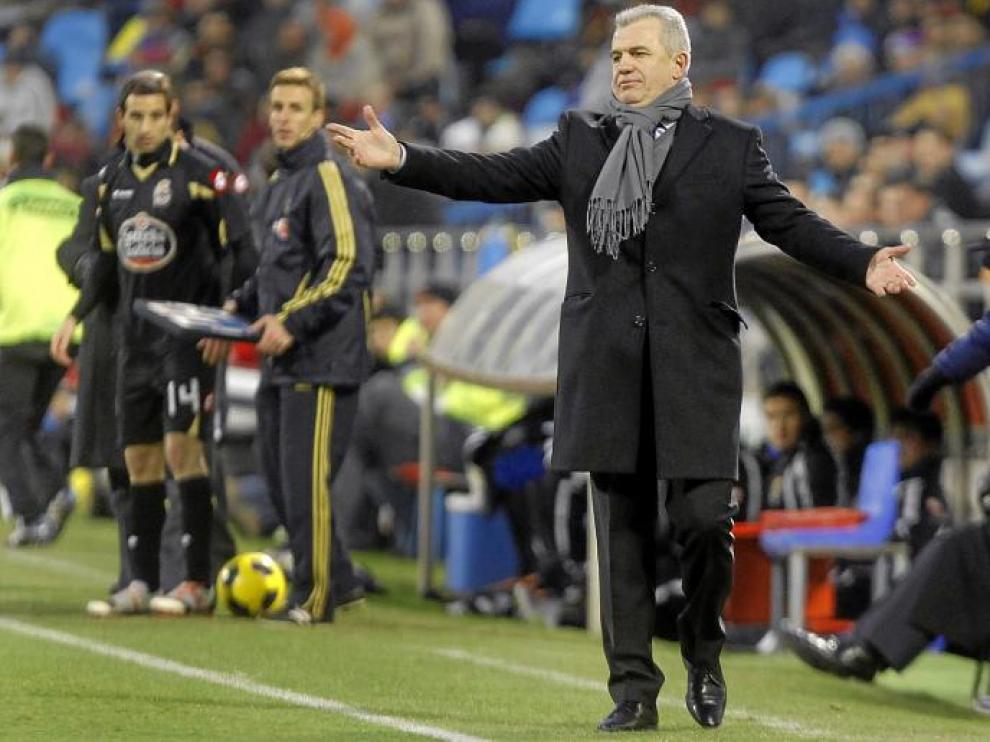 Javier Aguirre, como siempre, expresivo, en el partido de ayer en La Romareda.