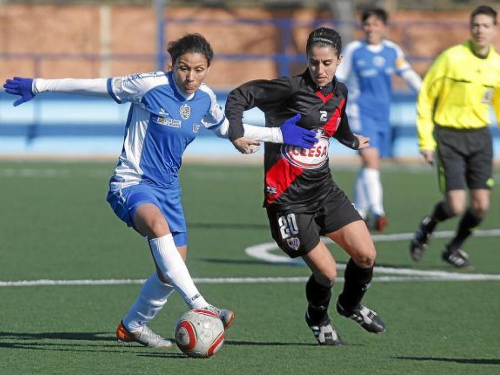 Una jugadora del Prainsa controla el balón ante la presencia de una rival.