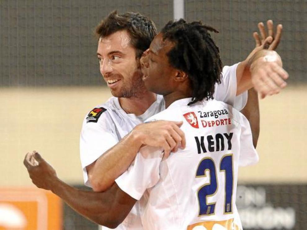 Nano Modrego se abraza a Keny en la celebración de un gol.