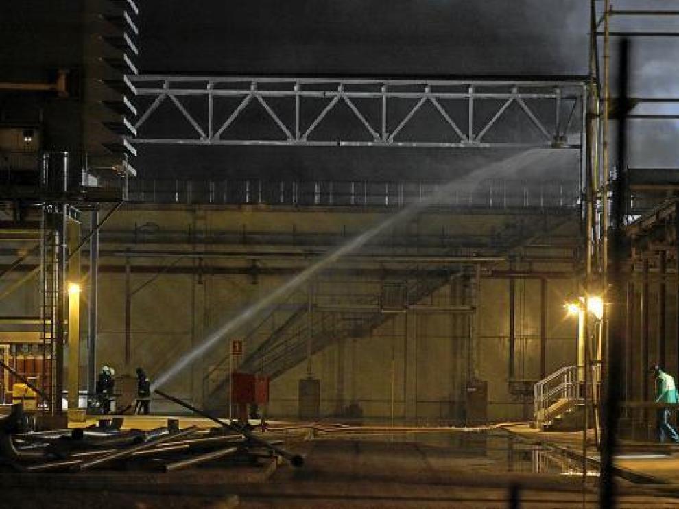 Los bomberos refrescaban anoche los rescoldos del fuego en un almacén de la factoría de Saica.
