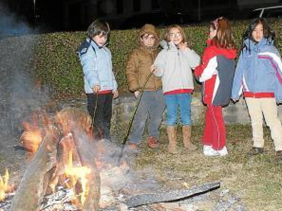 Los niños disfrutaron de una noche llena de tradición.