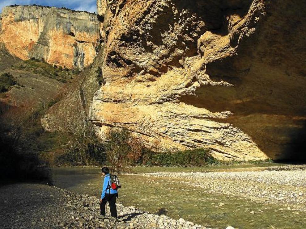 Un niño disfruta de la naturaleza a las orillas del río Vero, cerca de Alquézar, junto a la cueva de Picamartillo.