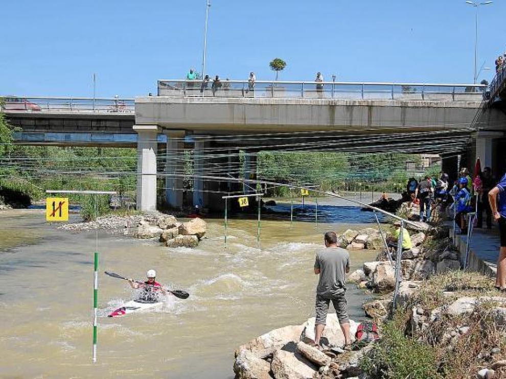 Participante en una competición de piragüismo a su paso por el Canalet de Fraga.