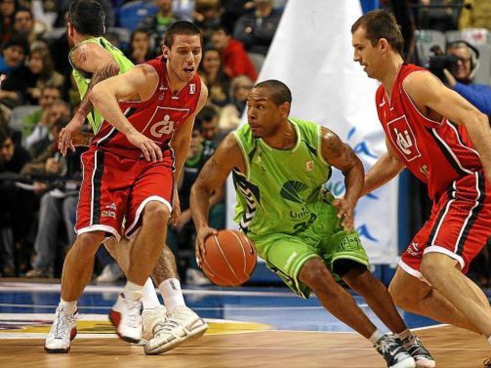 Sam Van Rossom y Adam Chubb persiguen al jugador del Unicaja McIntyre.