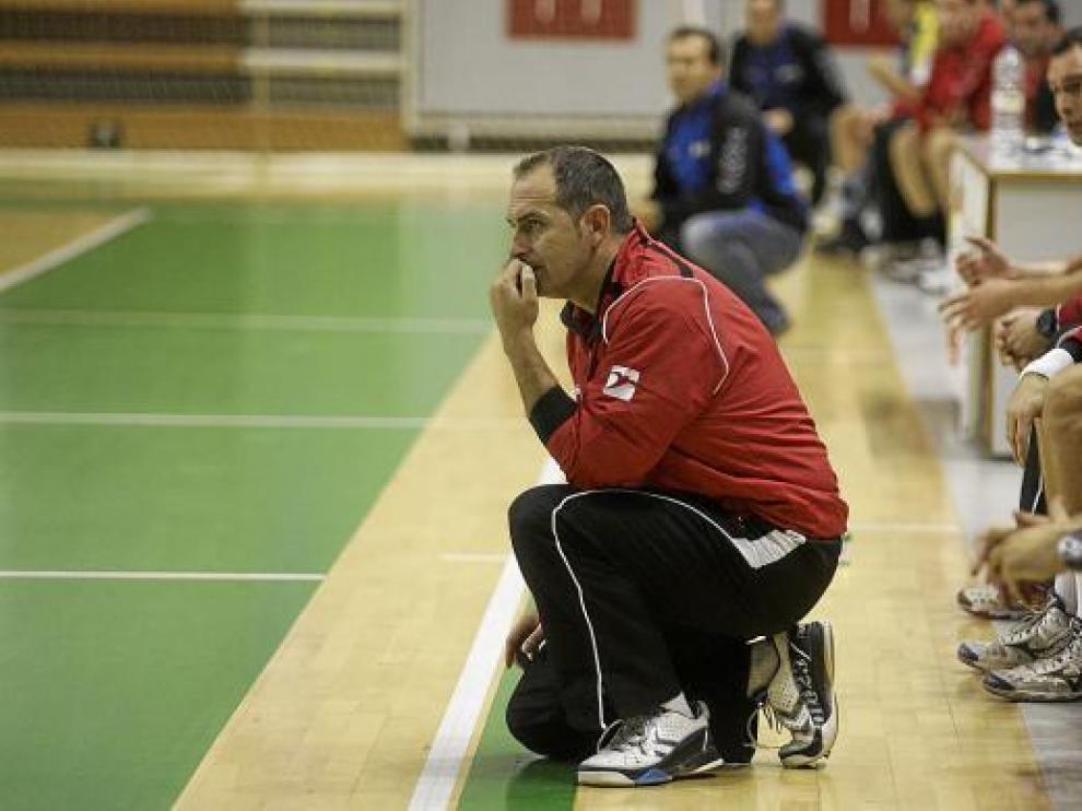 José Francisco Nolasco, entrenador del Obearagón, pensativo durante un partido.
