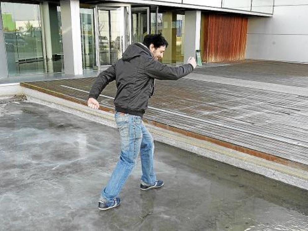 Un trabajador de Walqa patina en el estanque helado de uno de los edificios del parque tecnológico.