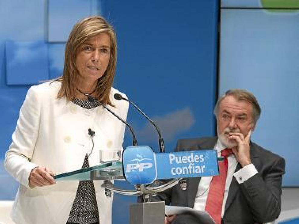 Ana Mato, con Mayor Oreja el pasado sábado en Sevilla.