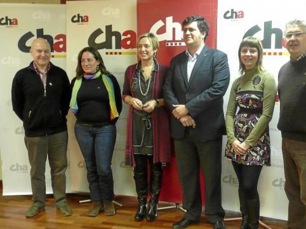 Nieves Ibeas, en el centro, junto a los componentes de la lista a las Cortes de Aragón.