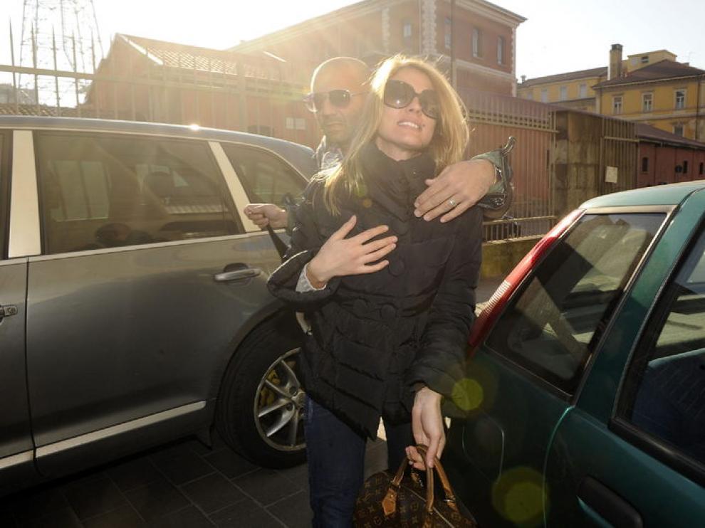 La prostituta de lujo Nadia Macri sale de los juzgados de Piazza Umanitaria en Milán.