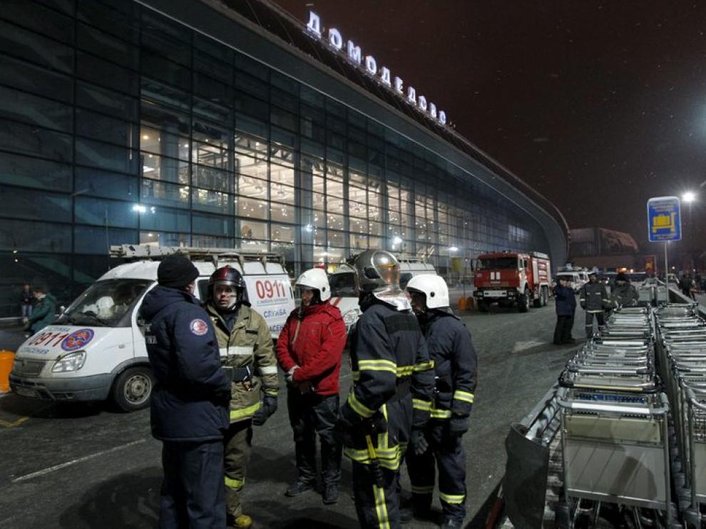 Bomberos y personal de emergencias en el exterior de la terminal del aeropuerto de Domodedovo.