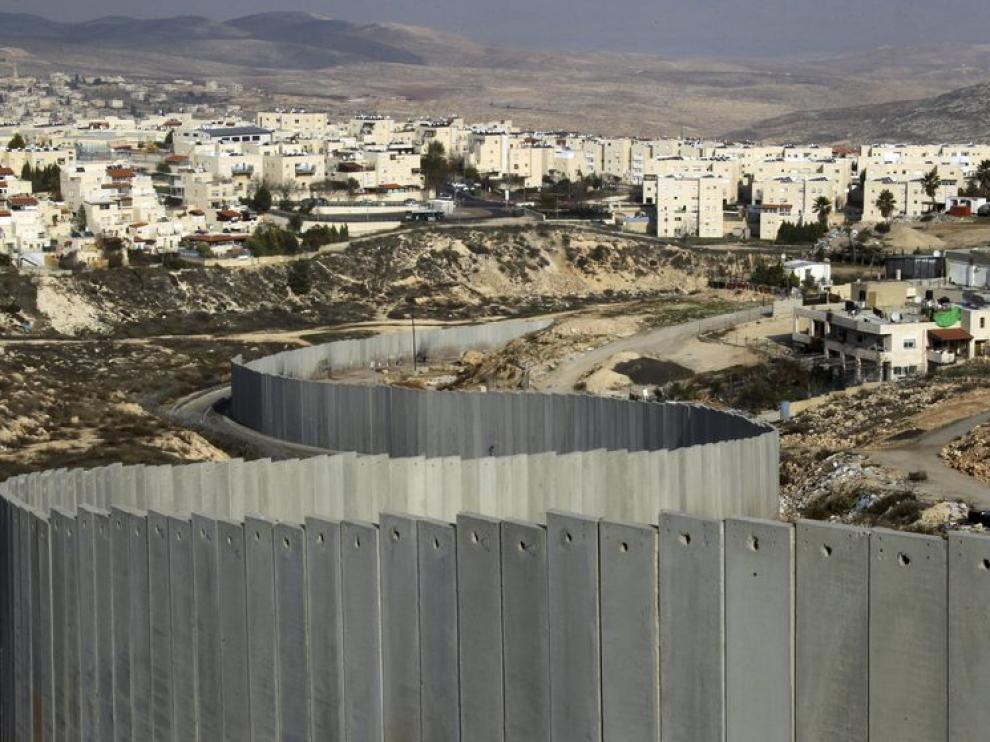 Vista del muro de separación construído por Israel en Jerusalén, entre un barrio judío y un asentamiento palestino