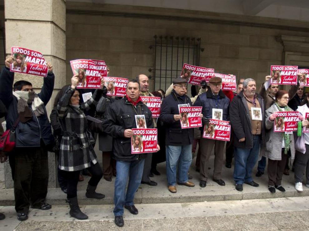 Amigos y familiares de Marta del Castillo en la puerta de la Audiencia de Sevilla.