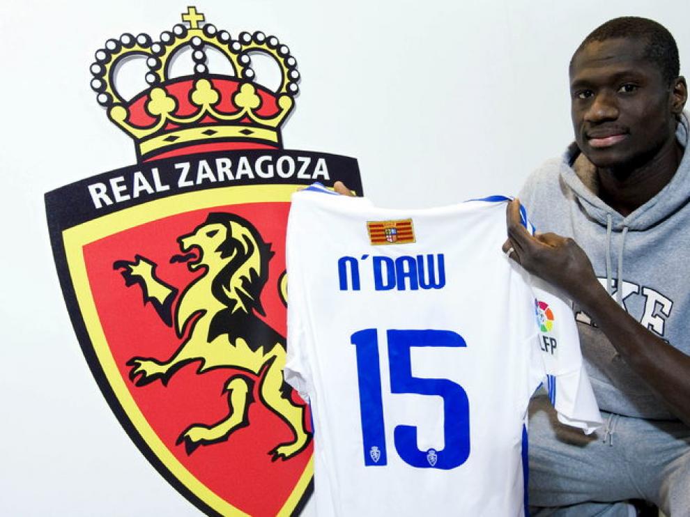 N'Daw posa con su nueva camiseta.