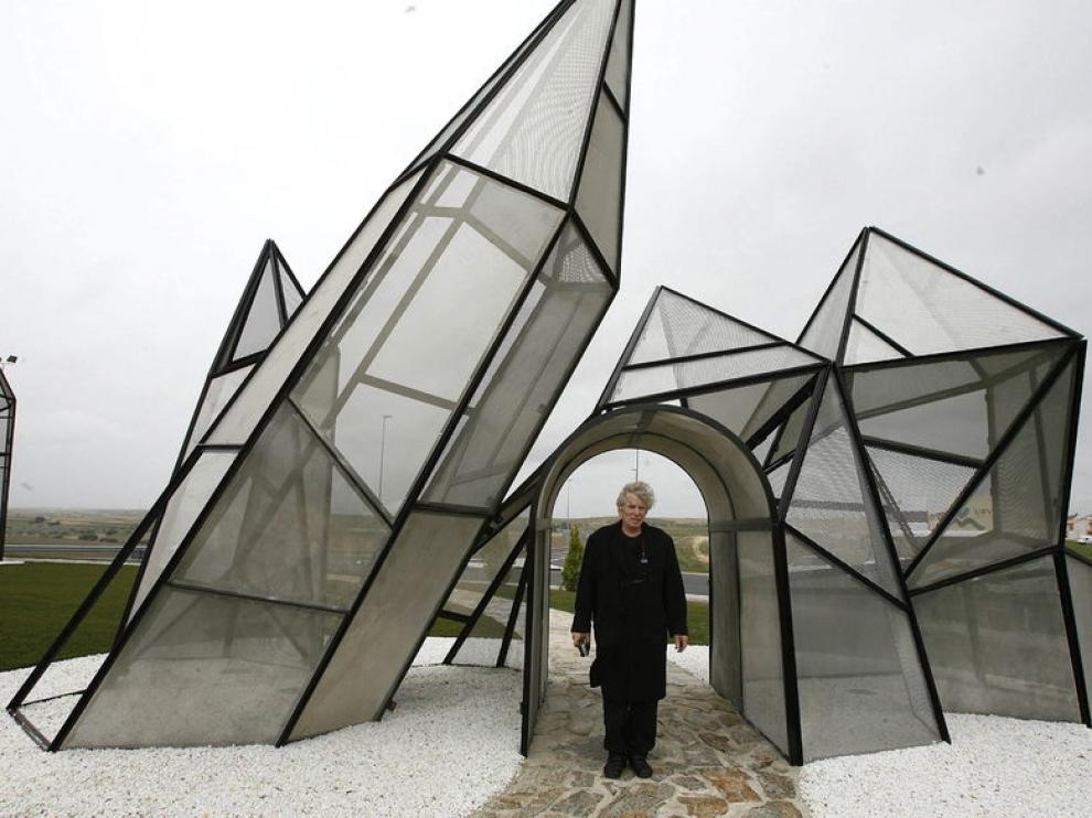 El artista, junto a una obra suya en Navalcarnero