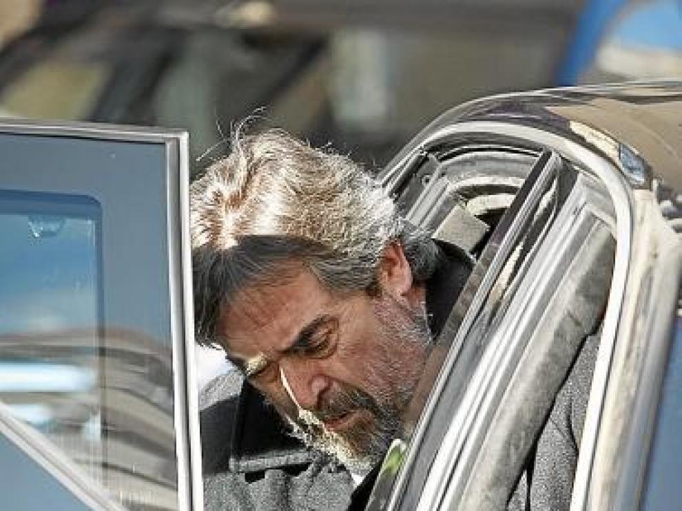 Belloch entra en el coche tras un acto público, ayer.