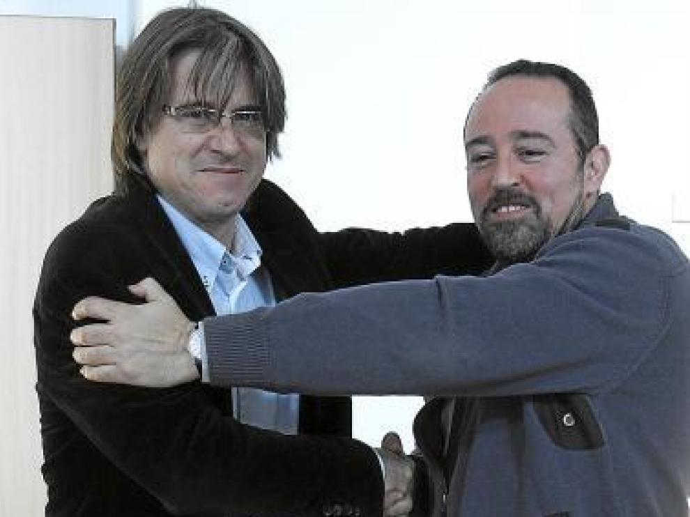 Carlos Rubio y Vitelio Tena se abrazan tras la elección.