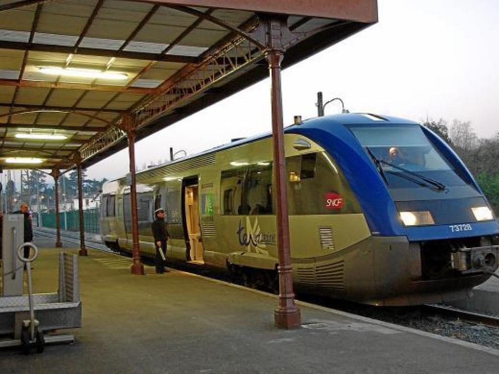 Un tren regional, en la estación de Olorón, tras reabrirse el tramo Pau-Olorón el pasado lunes.