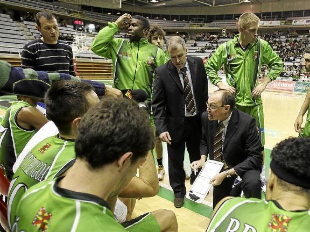 Navarro y Seoane aleccionan a sus jugadores durante un tiempo muerto.