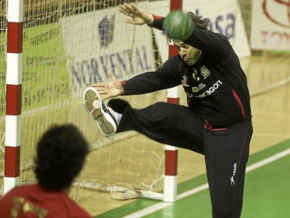 Julio Rodríguez realiza una parada en un partido del Obearagón.