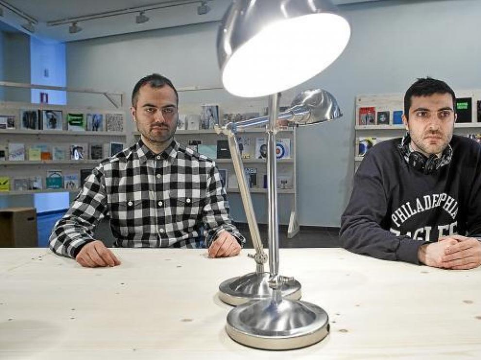 Roberto Vidal (izquierda) y Óscar Martín, comisarios de la exposición 'De Zines'.