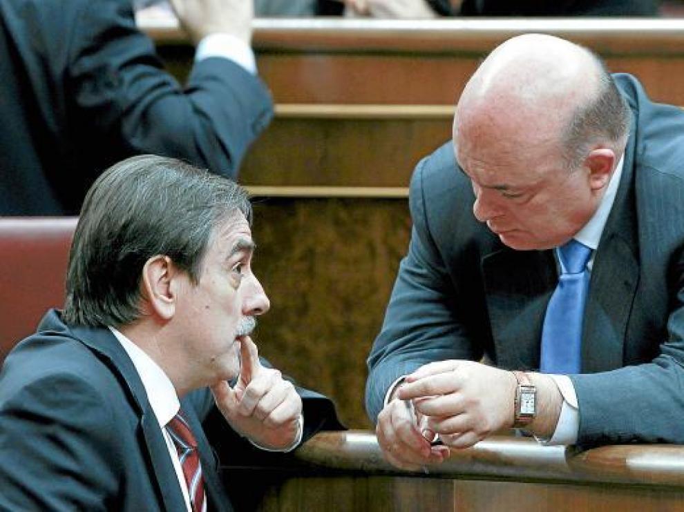 El ministro de Trabajo, Valeriano Gómez (izquierda) y el diputado del PNV, Emilio Olabarría.