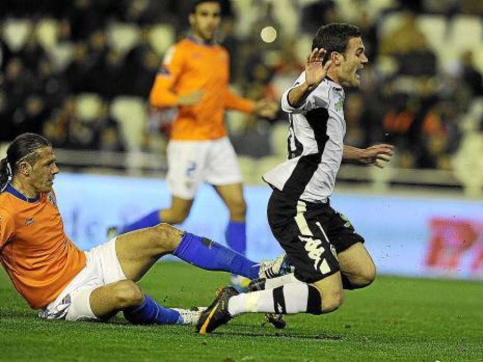 El defensa del Málaga Demichelis comete un penalti sobre Mata en el último partido de Liga.