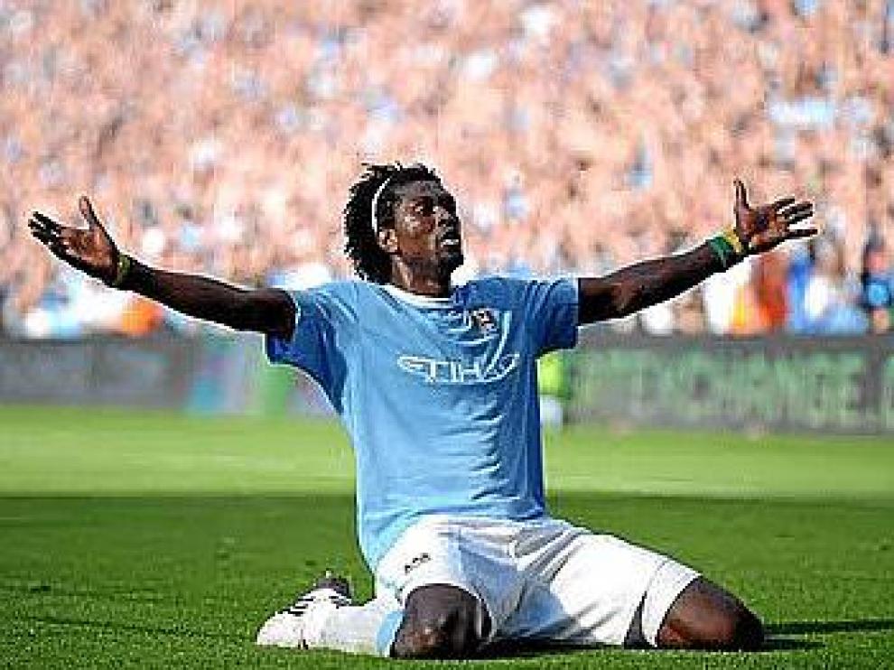 Adebayor celebra un gol con la camiseta del Manchester City.