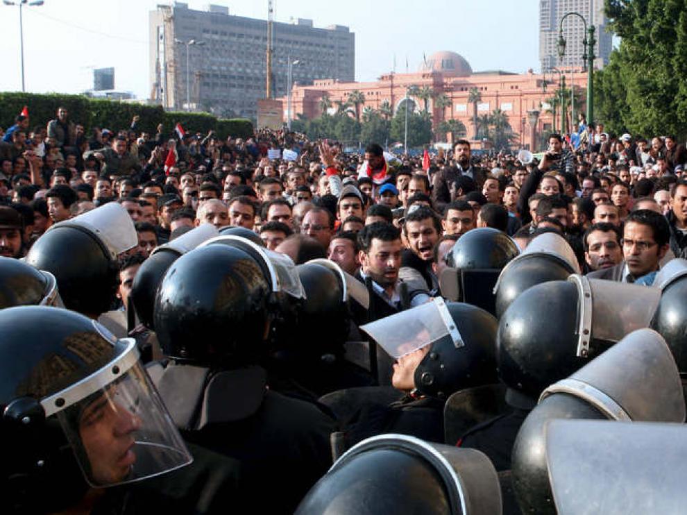 La Policía intenta frenar las protestas en El Cairo