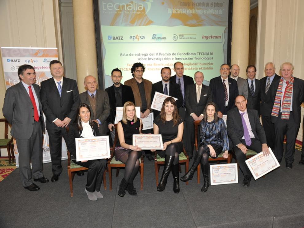 Los ganadores de la V edición del Premio Tecnalia de Periodismo sobre Investigación e Innovación Tecnológica, junto a los organizadores