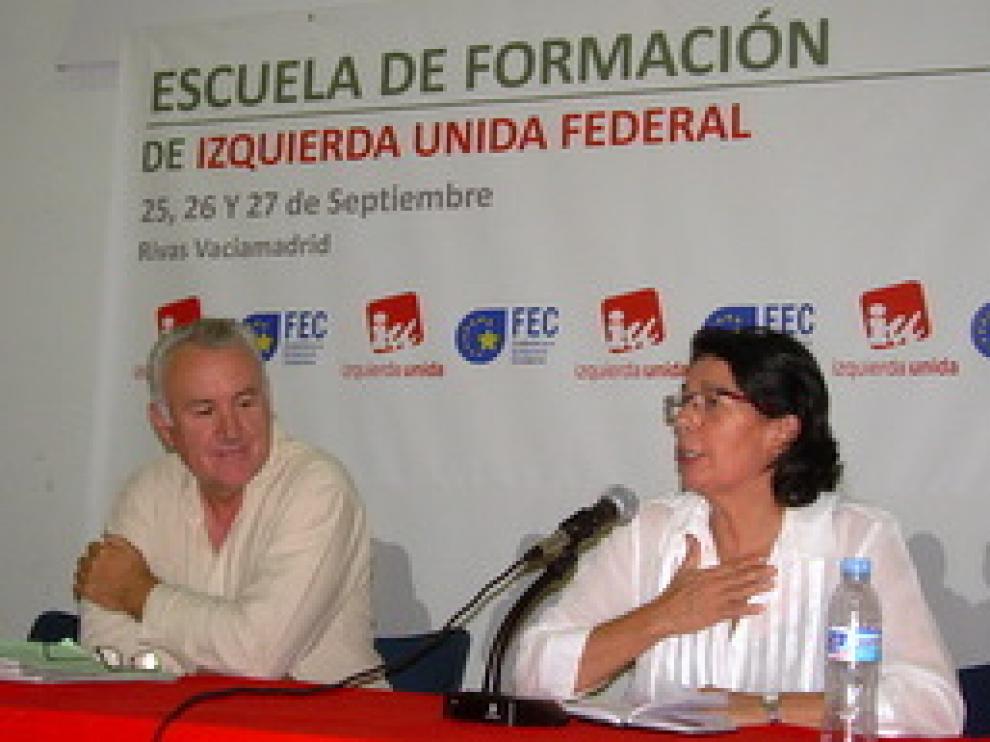 Inés Sabanés durante una conferencia de Izquierda Unida