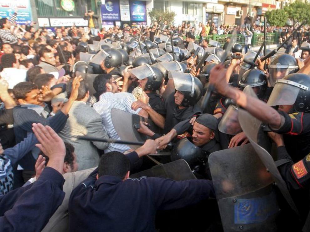 Policías antidisturbios se enfrentan a un grupo de manifestantes en el centro de El Cairo.