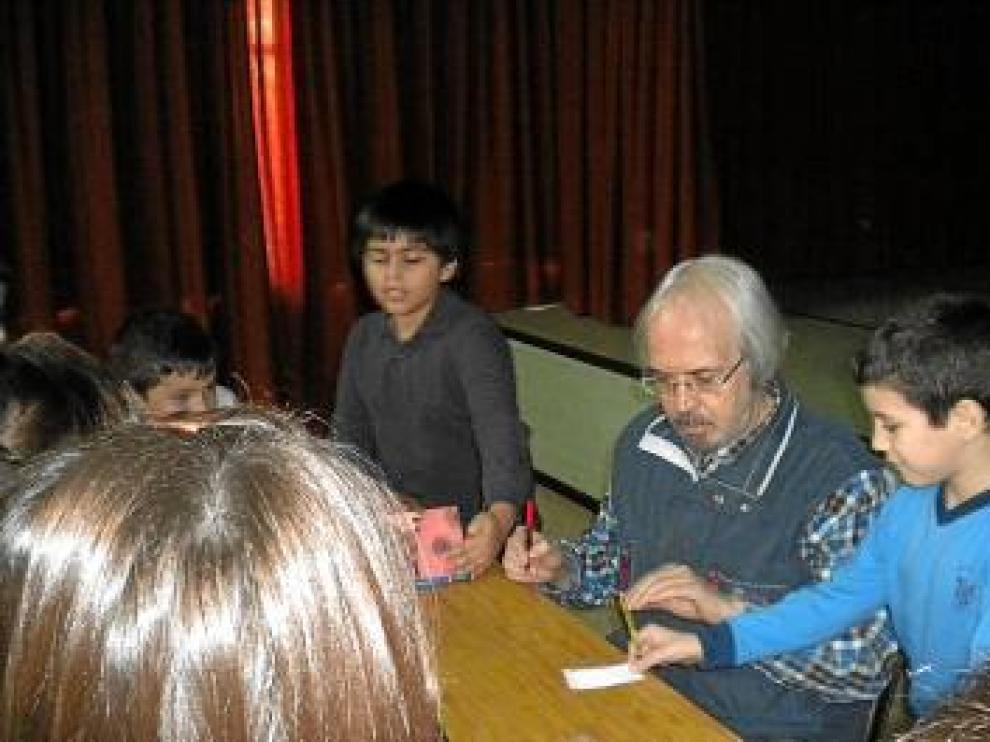 Gisbert firmó ejemplares de sus libros a los alumnos.