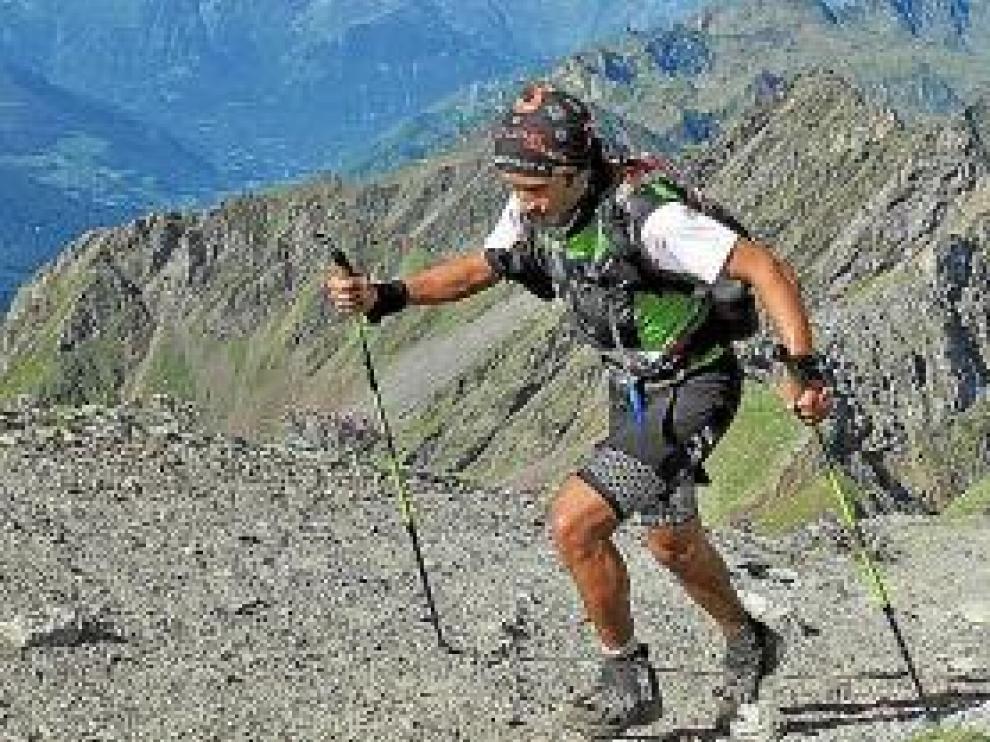 Óscar Pérez, durante el ascenso a un pico.