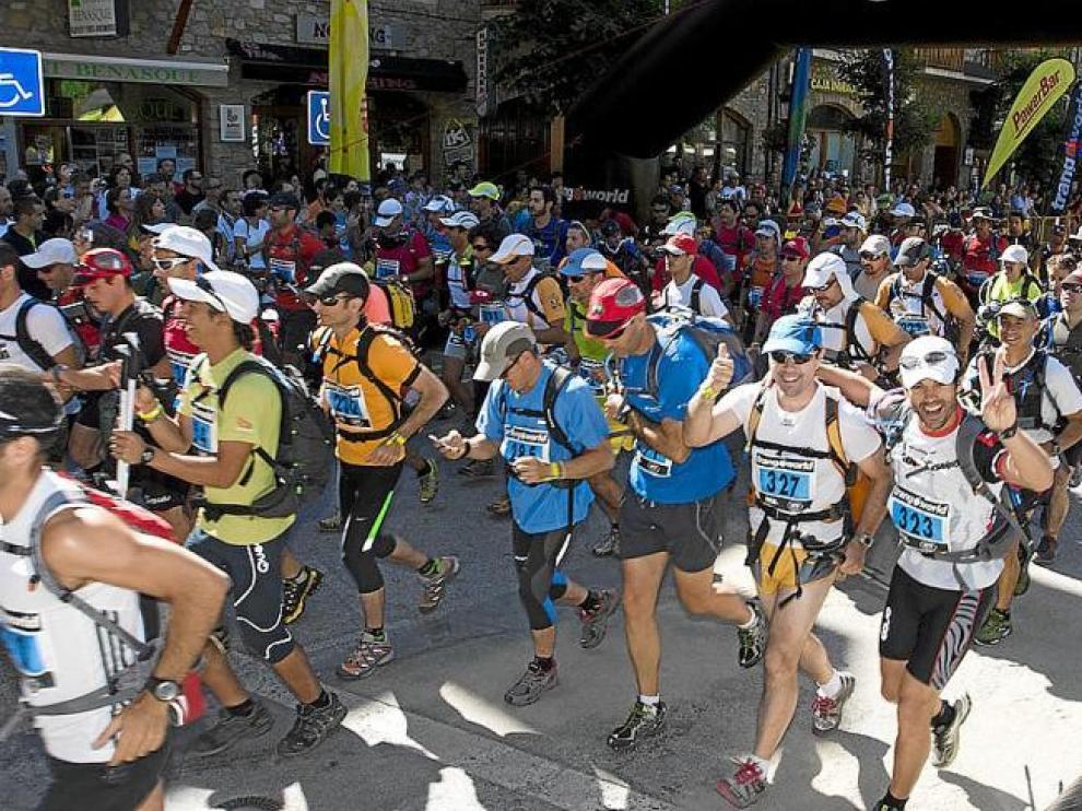 Participantes de la pasada edición salen alegres desde la Avenida de los Tilos de Benasque en dirección al Aneto.