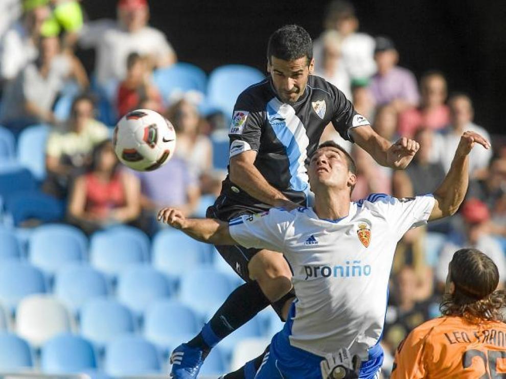 Fernando remata a gol ante la oposición de Obradovic y la inacción de Leo Franco en el Zaragoza-Málaga de la primera vuelta.