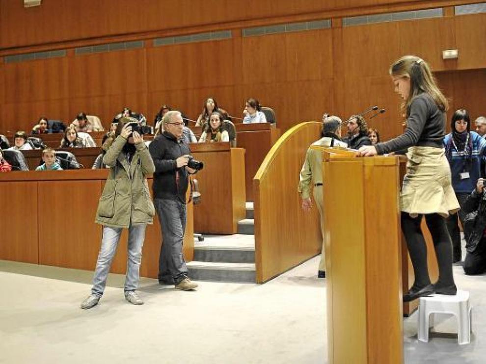 Raquel Marín lee su discurso subida en un taburete.