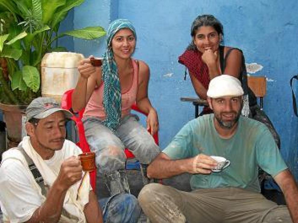 Laura -brindando- y Mario -con boina-, en una de sus paradas.