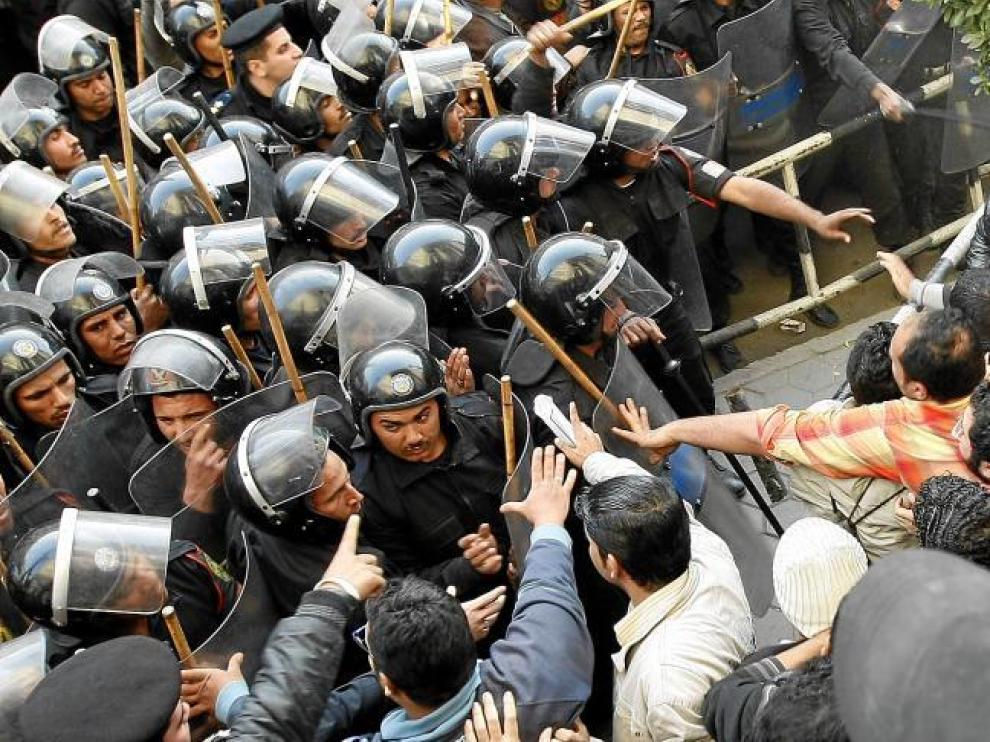 Las fuerzas de seguridad se enfrentan a los manifestantes, ayer en el centro de El Cairo.