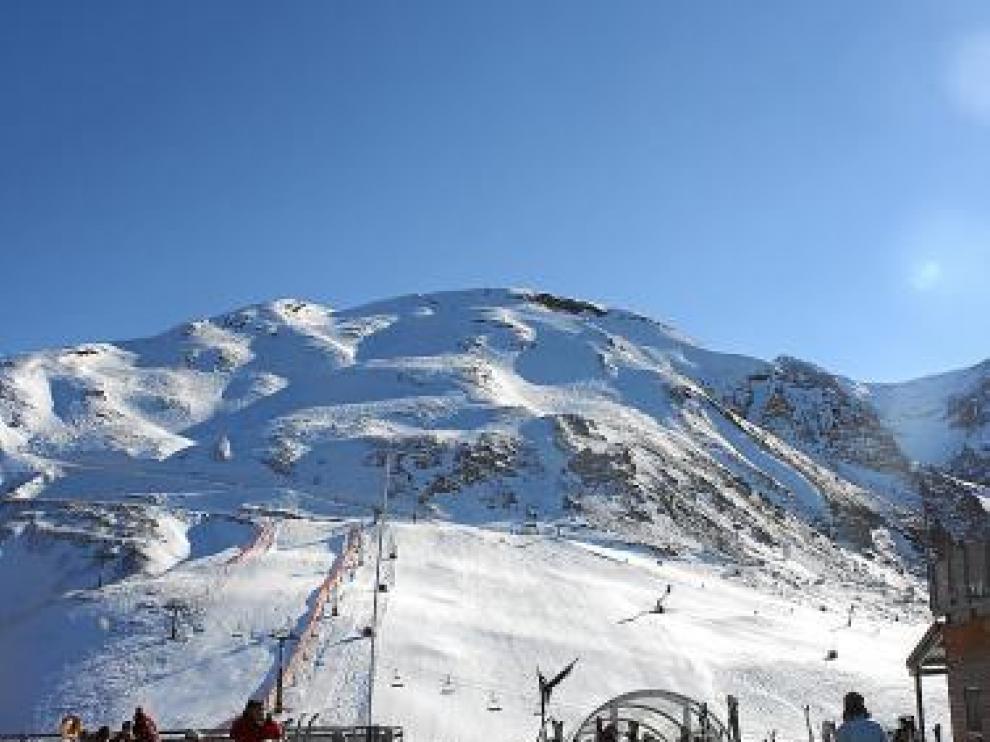 Las pistas de esquí de Panticosa, ayer al mediodía.