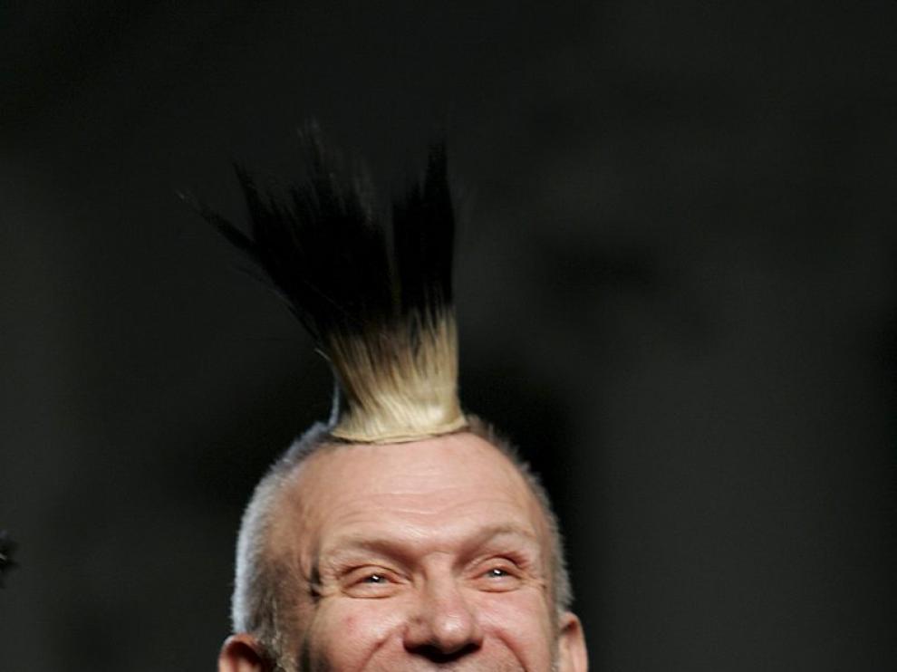 El diseñador francés Jean Paul Gaultier lució una cresta punky durante el desfile