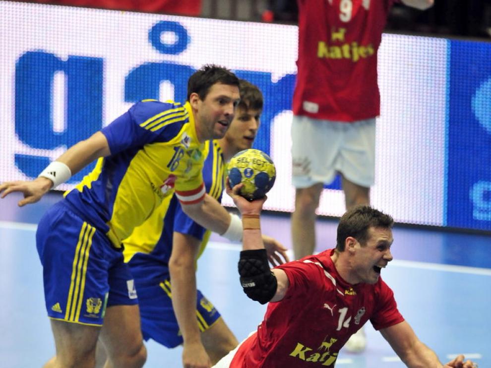 Michael Knudsen, jugador de la selección danesa de balonmano, disparando a gol