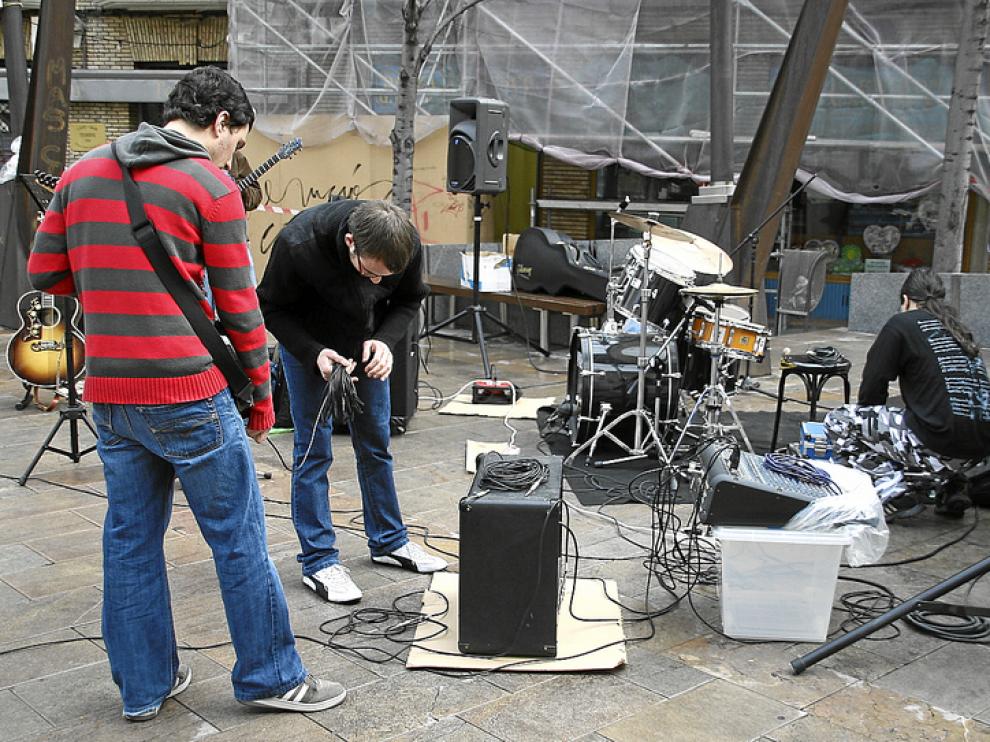 Un grupo prepara los instrumentos para tocar, en una imagen de archivo del Roscón Rock 2009