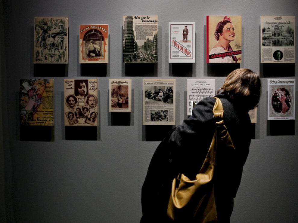 Una visitante, en la exposición.