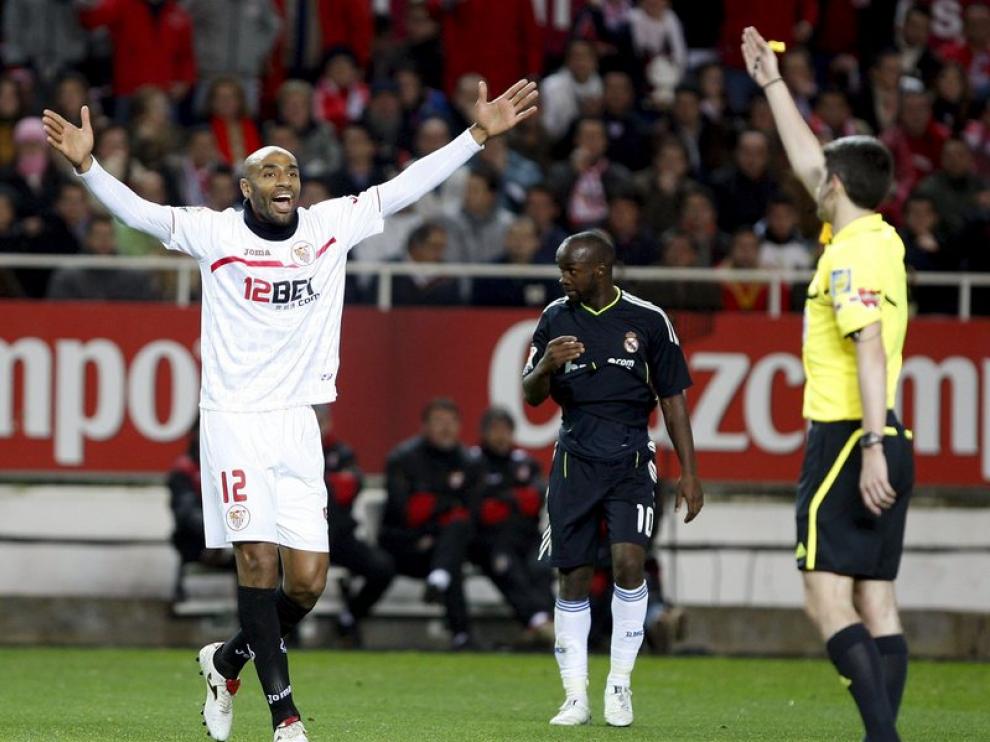 Kanouté protesta ante el árbitro.