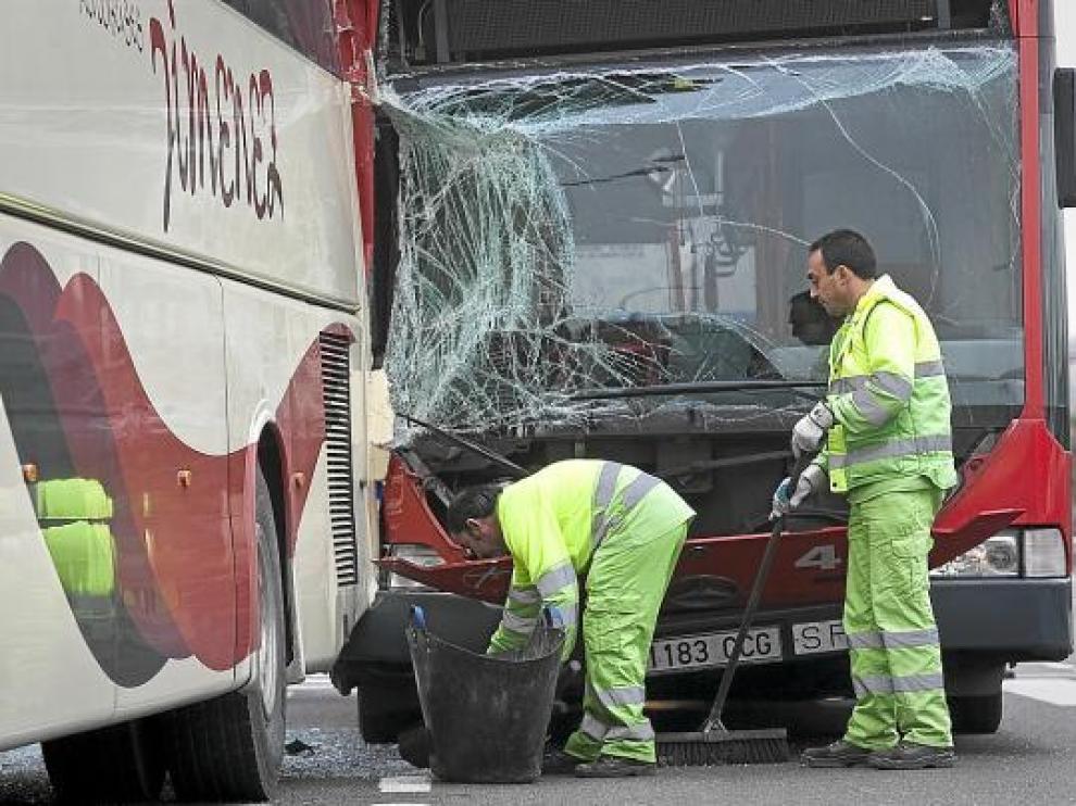 El autobús de la línea 28 embistió lateralmente a un autocar que estaba aparcado y vacío.