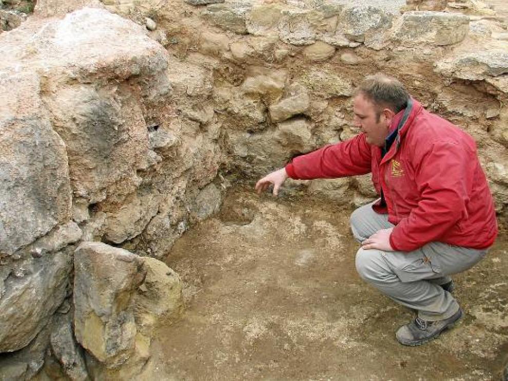 Uno de los participantes en la excavación, en el interior de uno de los torreones del Taratrato.