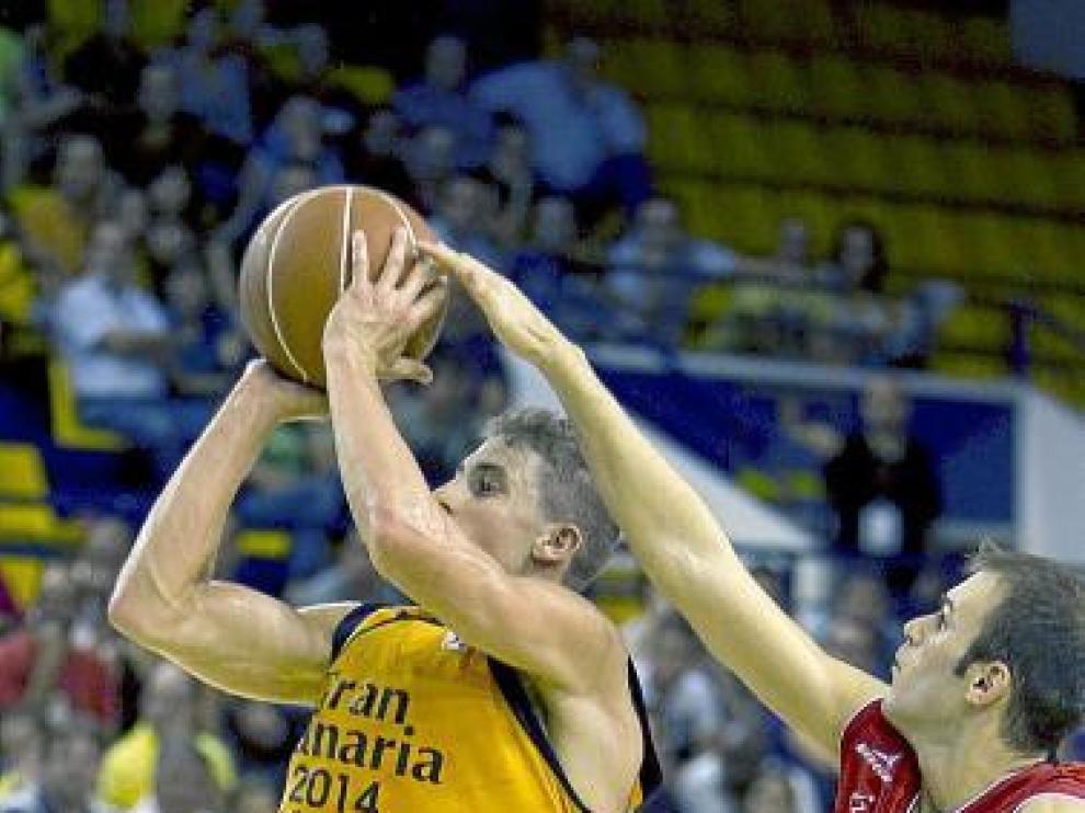 Miso trata de taponar un tiro de Carroll en el partido de ida.