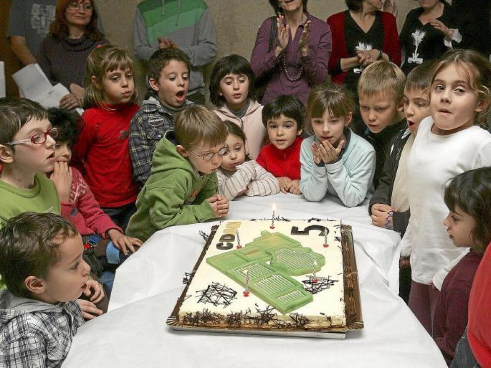 Los niños del Club CDAN fueron los encargados de apagar las velas de la tarta de aniversario.
