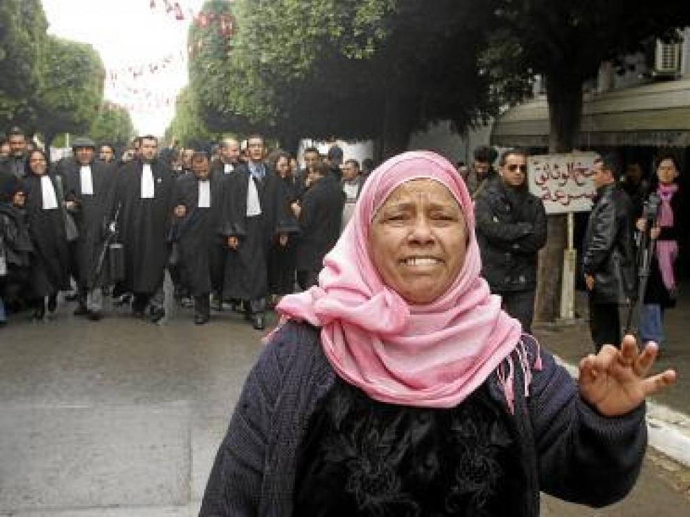 Una mujer protesta junto abogados con toga, los pasados días en Túnez.