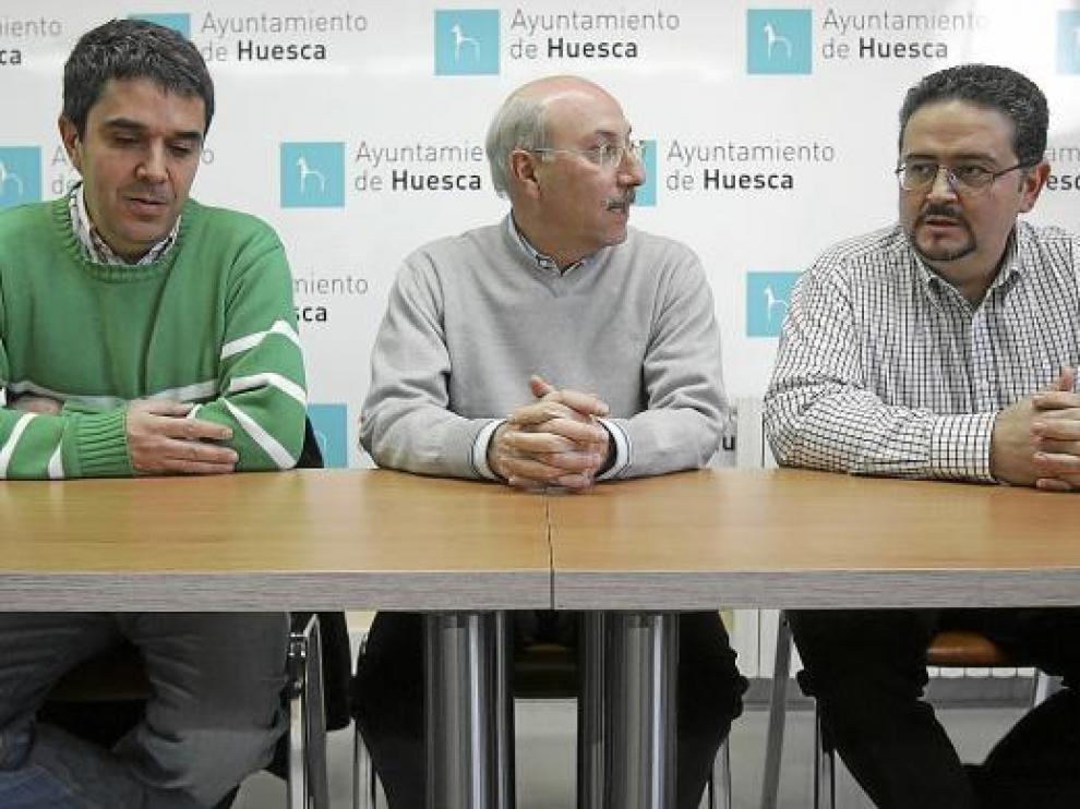 Domingo Malo, entre los hermanos Carrera, ayer, en la presentación del XI torneo San Vicente.